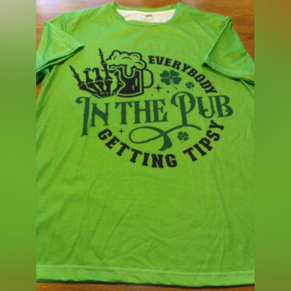 Everybody In The Pub Getting Tipsy Green Small T-Shirt